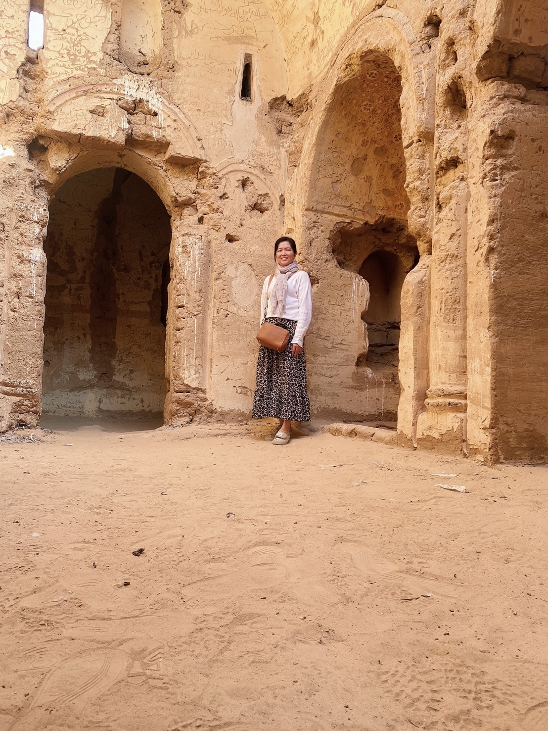 El Bagawat 禮拜堂內部 拱門沙牆 旅人參觀 Kharga Oasis